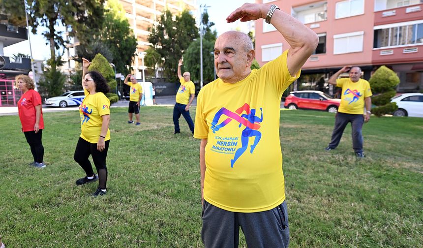 Mersin’de emekliler sabah sporunda buluşuyor