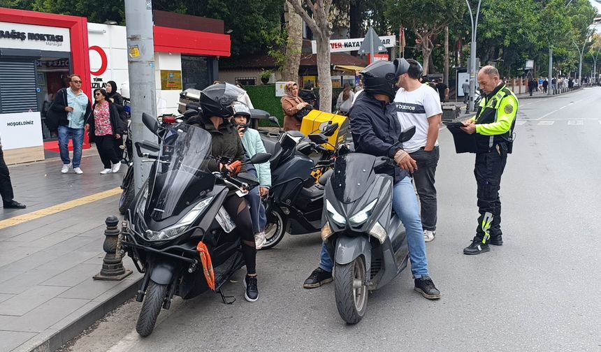 Trafik polisinden trafiği tehlikeye düşüren bisikletliye nasihat