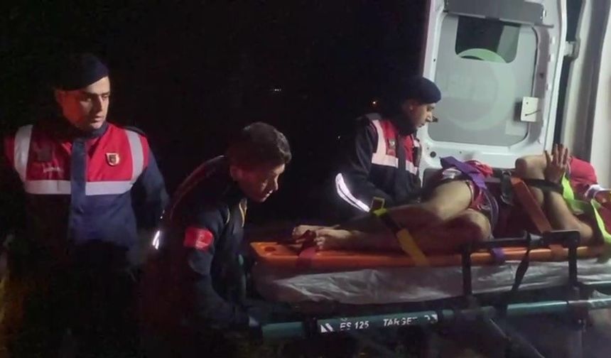 Uçurumdan düşen 2 turist ipli düzenekle kurtarıldı