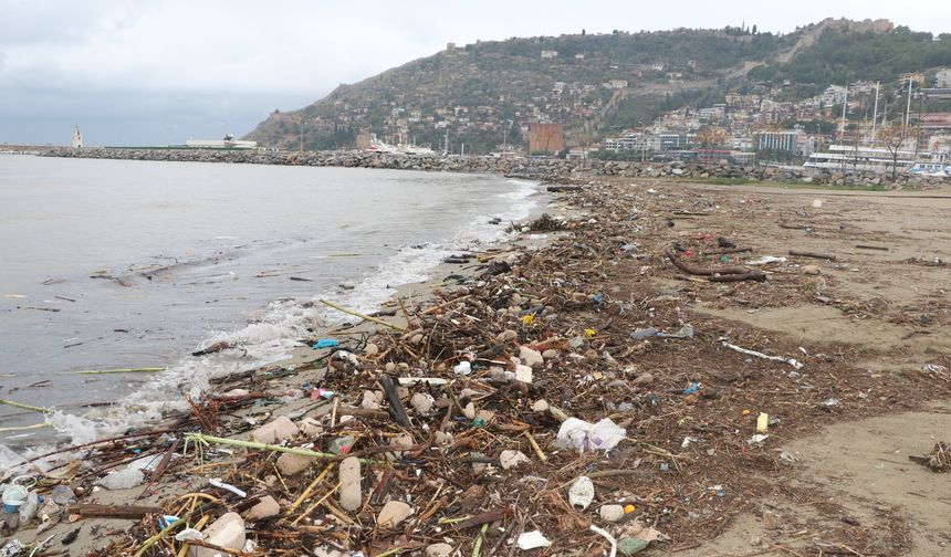 Alanya'da sağanak ve fırtına ile denize sürüklenen atıklar sahilde kirlilik oluşturdu