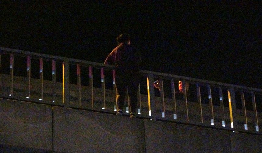 Antalya’da kadın Köprüye çıktı! Erkek “Atla” dedi