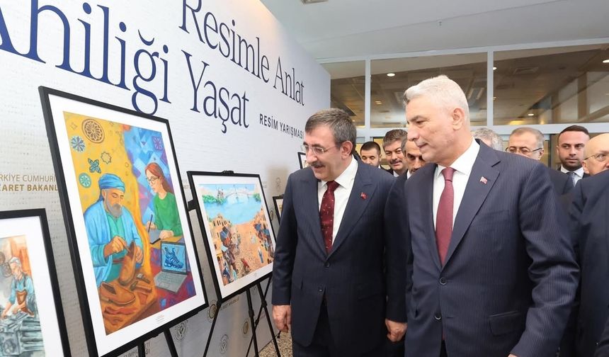 Antalyalı Elif’in ödülünü Cumhurbaşkanı Yardımcısı Cevdet Yılmaz verdi