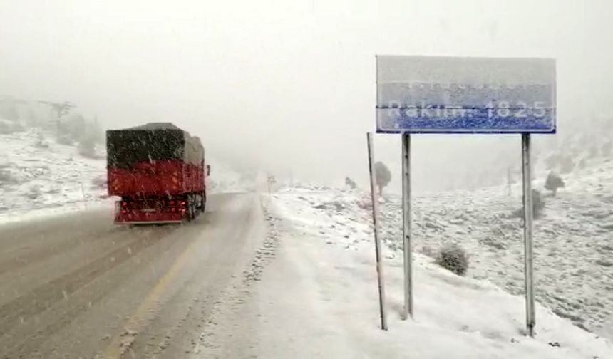 Antalya’ya kar yağışı aralıklarla devam ediyor