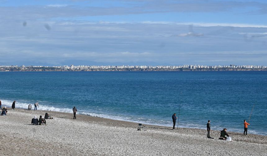 Konyaaltı Sahili fırtına sonrası amatör balıkçıların akınına uğradı