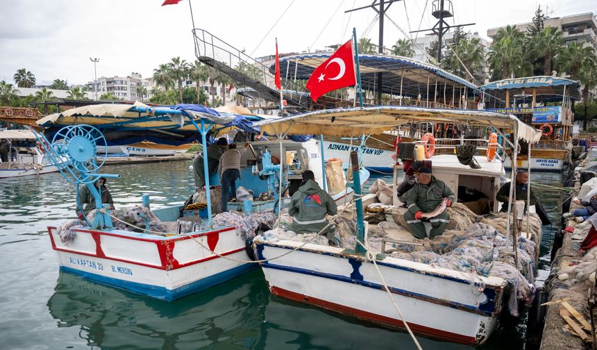 Mersin Büyükşehir’den balıkçı esnafa ekipman desteği sürüyor