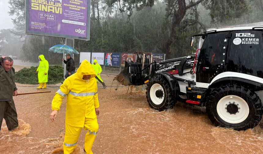 Yağışın etkili olduğu Kemer’de belediye ekipleri aralıksız çalışıyor
