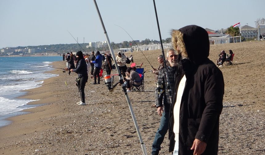 Antalya'da sahile akın eden vatandaşlar güneşin tadını çıkardı