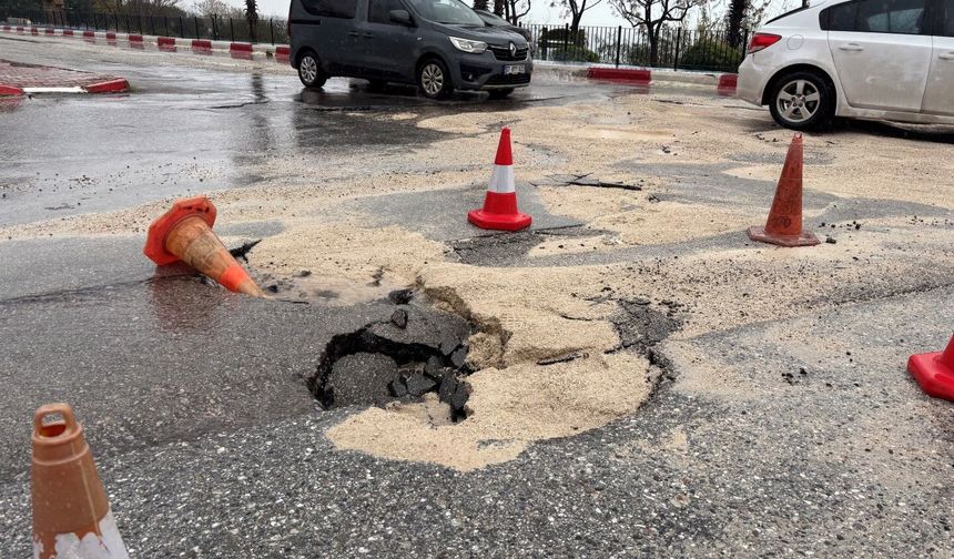 Antalya Muratpaşa’da yol çöktü