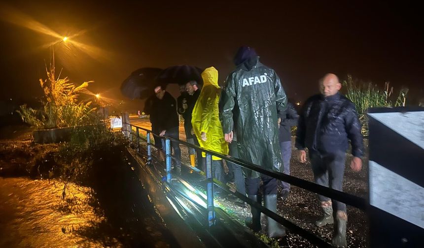 Kumlucayı sel vurdu: Evler ve seralar su altında kaldı