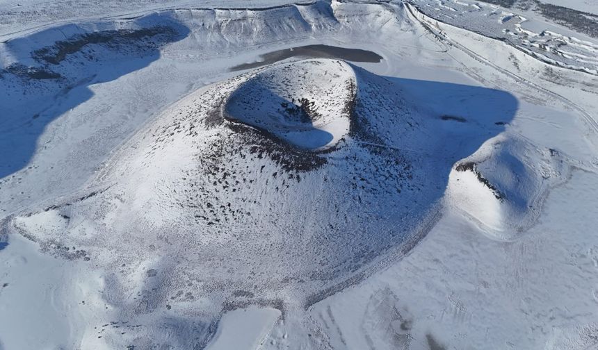 Meke Krater Gölü’ne kar yağdı! Karla birlikte kartpostallık manzaralar oluştu