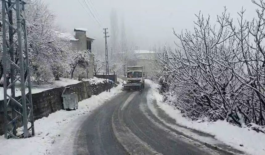 Mersin’in yüksek kesimlerinde karla mücadele sürüyor