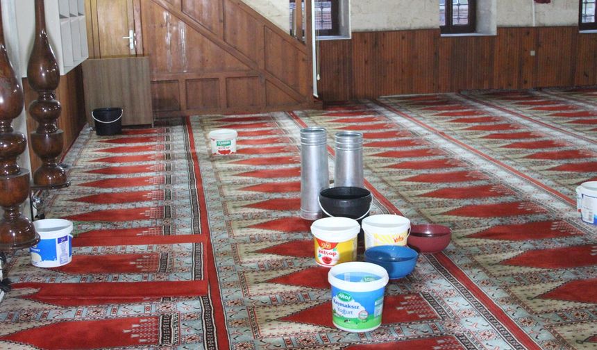 Çatısı akan 201 yıllık camide kovalı önlem