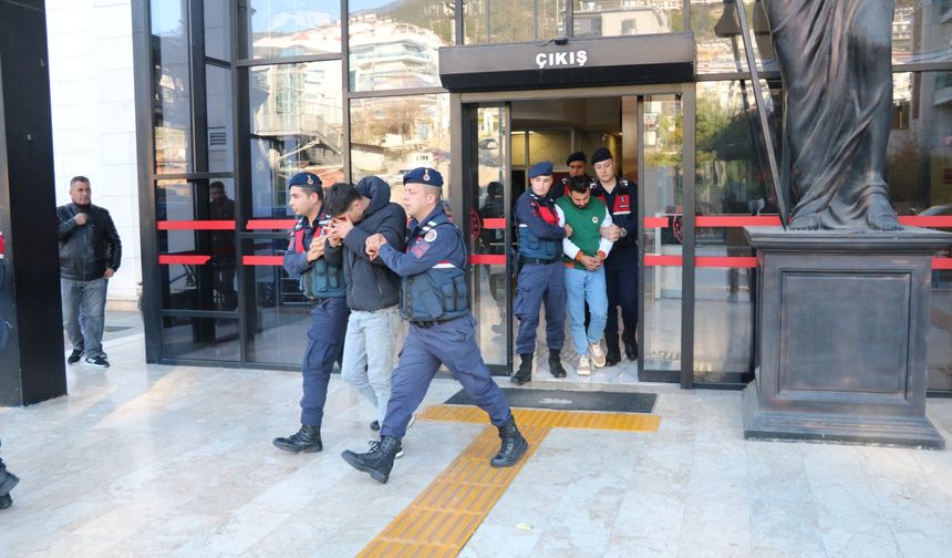 Alanya'da polisin üzerine motosiklet süren 2 kişi tutuklandı