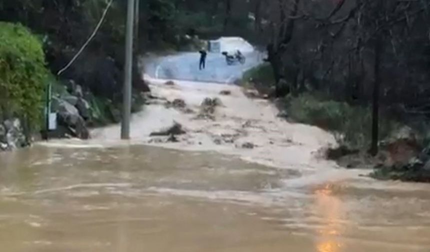 Alanya'da sağanak sonrası su taşkını köprüde zarara neden oldu