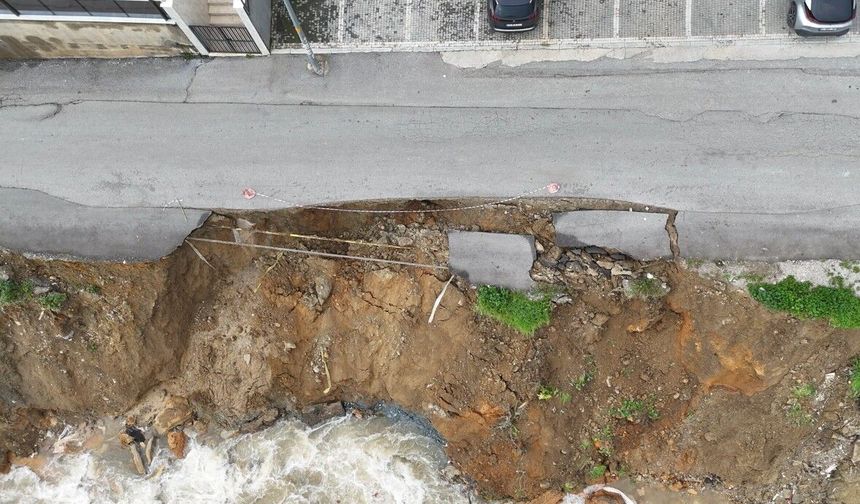 Alanya'da şiddetli yağış sonrası heyelan oluştu, yol çöktü