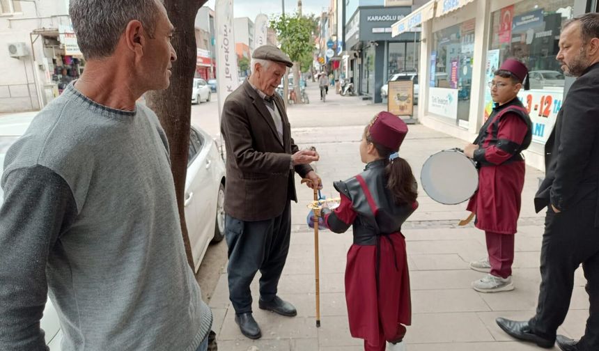 Kozan'da öğrenciler ilahiler söyleyerek sokaklarda yürüdüler