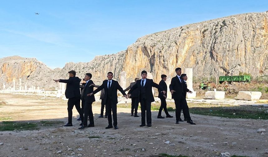 Adana’da öğrenciler zeybek oynadı