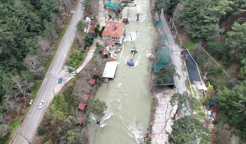 Alanya'da debi yükseldi, çay kenarındaki işletmeler sele kapıldı
