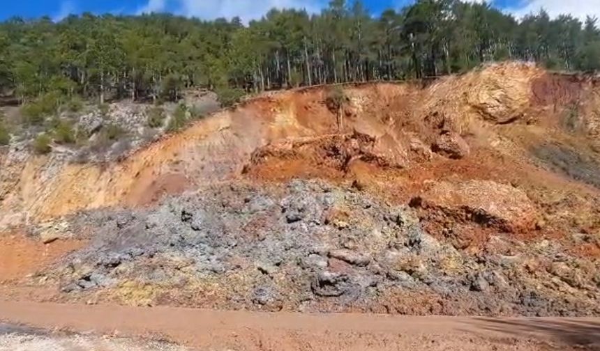Antalya’da heyelan alarmı: İlçenin tek yolu kapandı.