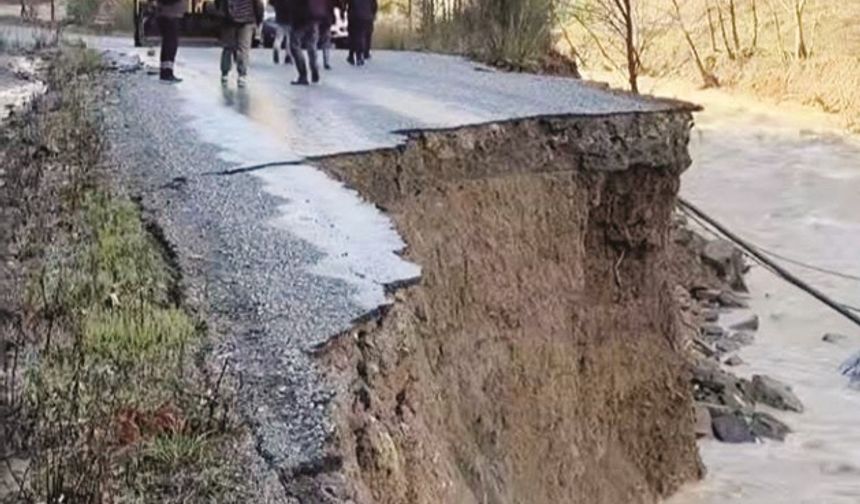 Antalya’da heyelan yolu yuttu! Yol trafiğe kapandı