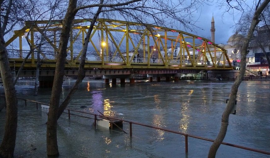 Antalya’nın turisttik ilçesi Manavgat’ta tesisler tehlike altında