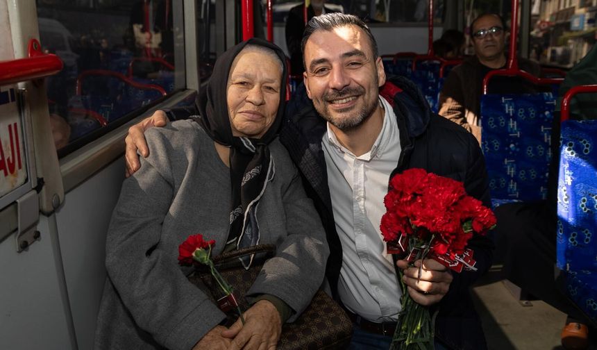 Başkan Vekili Çiçek ve eşi Sevgililer Gününde çiçek dağıttı