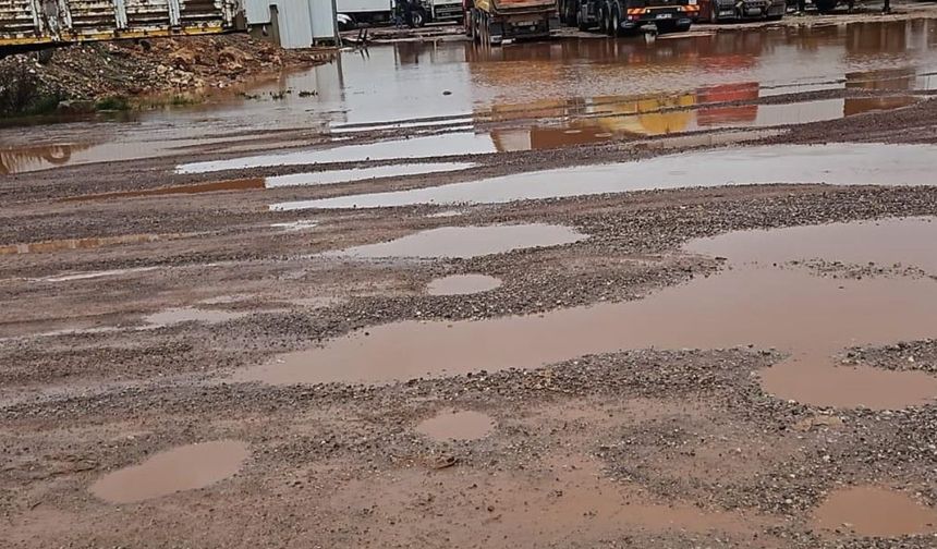 Döşemealtı yeni sanayi yolu çamur ve çukur kıskacında!