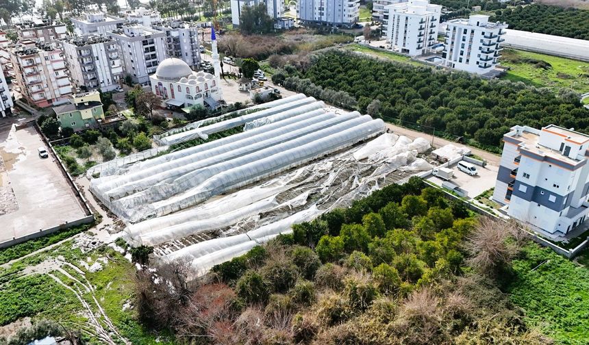 Hortum ve sağanak Finike'yi vurdu, belediye ekipleri sahaya indi