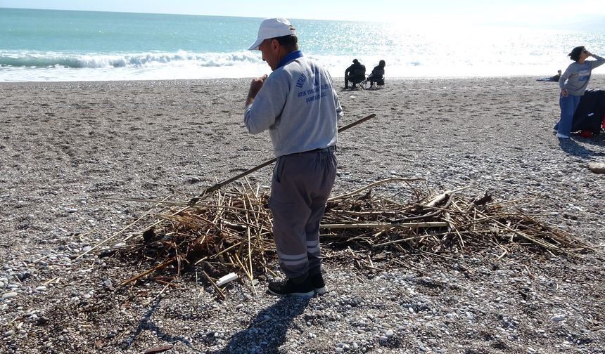 Fırtına sonrası Antalya Konyaaltı’na akın etti