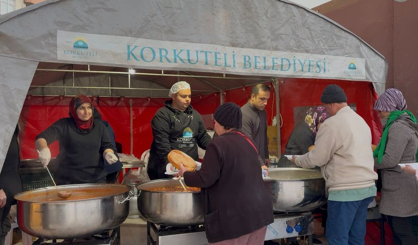Korkuteli’de ramazan bereketi Şehitler Anıtı’nda paylaşılıyor