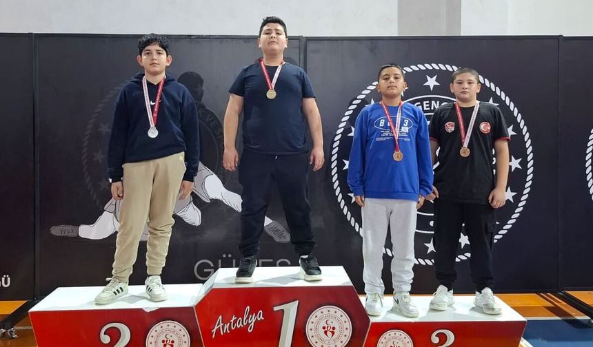 Manavgat Belediyesi Güreş Kulübü’den 12 madalya