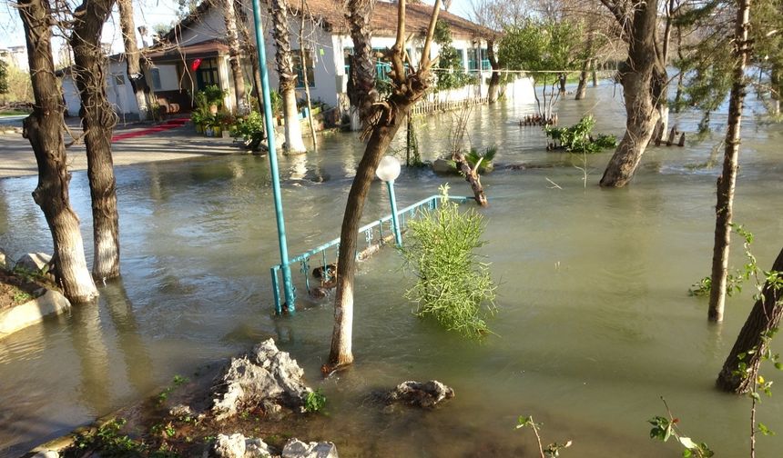 Manavgat Irmağı taştı, kenarındaki işletmeler sular altında kaldı