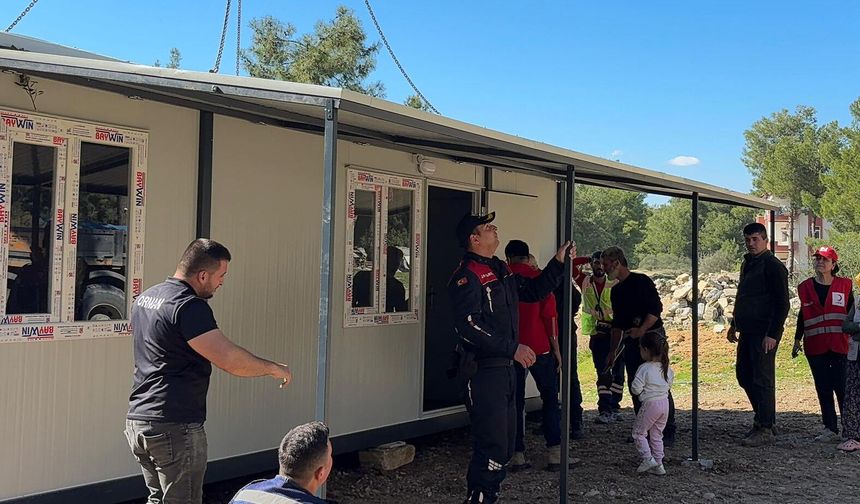 Türk Kızılay’ı nene ve toruna yuva oldu