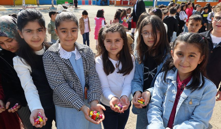 Adana'da ara tatile giren öğrenciler okul bahçesinde bayramlaştı