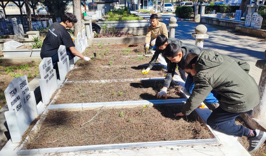 Anneannelerinin öğüdüyle başladılar, binlerce mezarı temizlediler