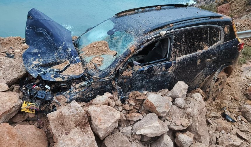 Mersin-Antalya yolundaki heyelan araç kamerasına yansıdı