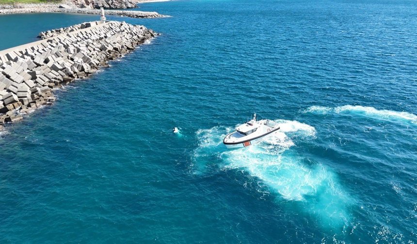 Antalya'da balıkçı teknesi battı 3 kişi son anda denize atlayarak kurtuldu