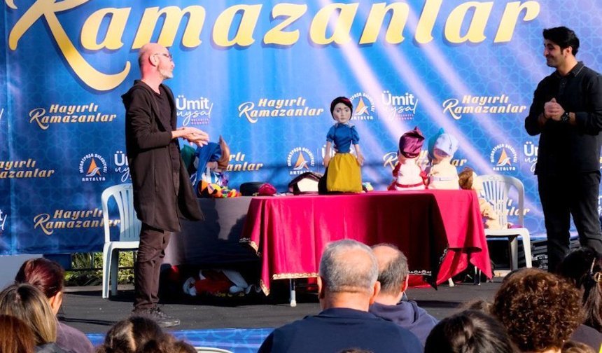 Antalyalılar Ramazan’ın tadını Kent Meydanı’nda çıkarıyor