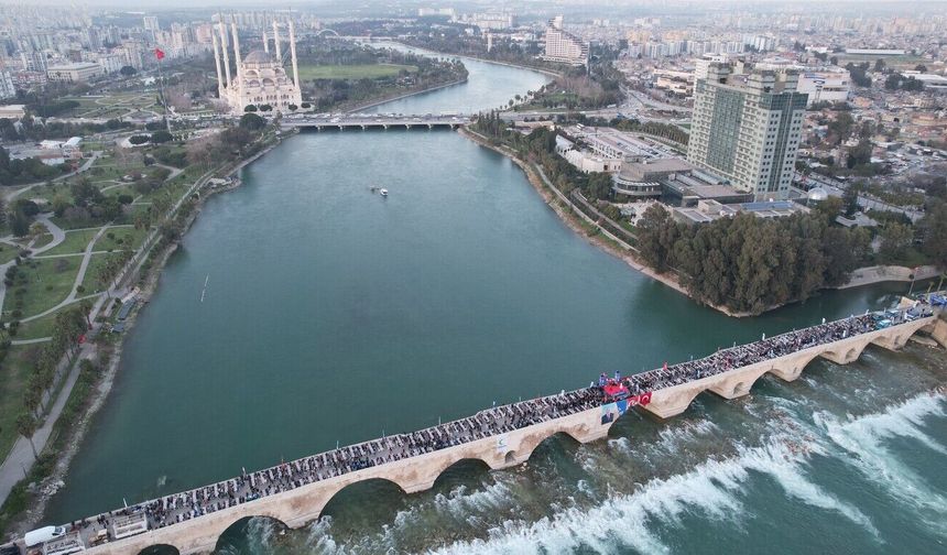 Yüreğir Belediyesi tarihi Taşköprü’de halk iftarı düzenledi