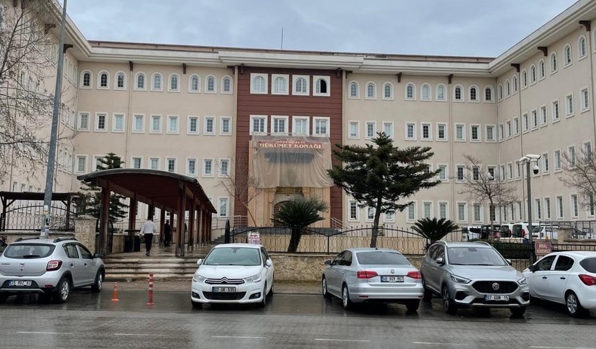 Antalya’da Hükümet Konağı’na poşetli kamuflaj