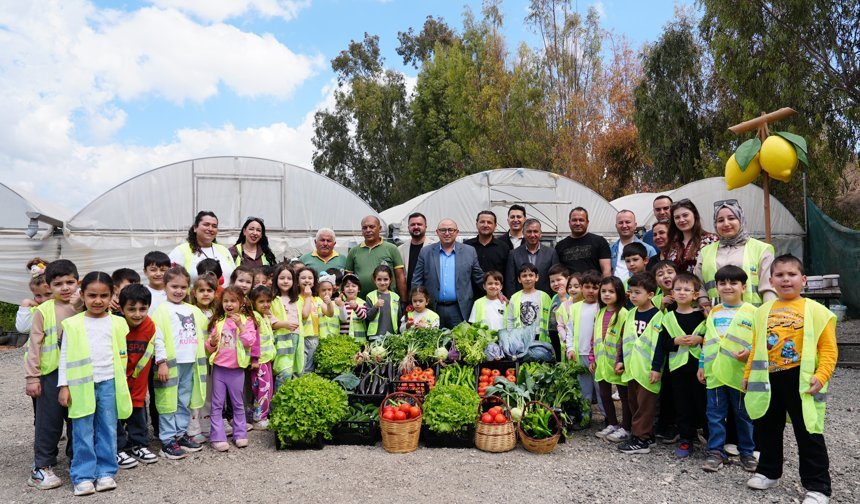 Çocuk serasında minikler yetiştirdikleri sebzeleri hasat etti