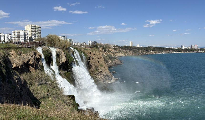 Düden Şelalesi'nde gökkuşağı hayran bıraktı