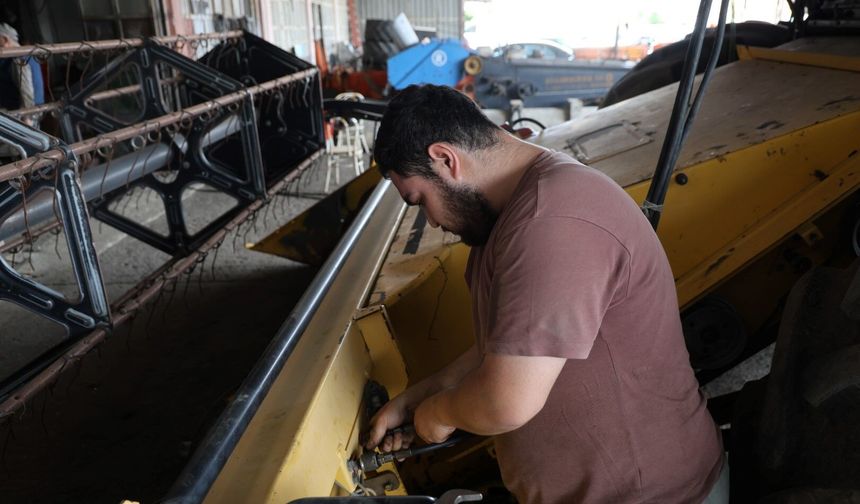 Adana'da buğday hasadı öncesi biçerdöverlerin bakımı yapılıyor