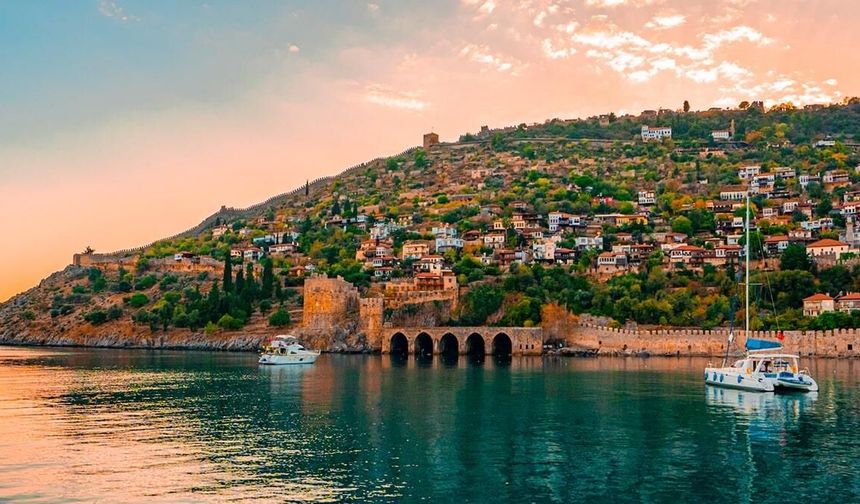 Alanya'ya 79 mavi bayrak ve çevre eğitiminde bir ödül daha aldı