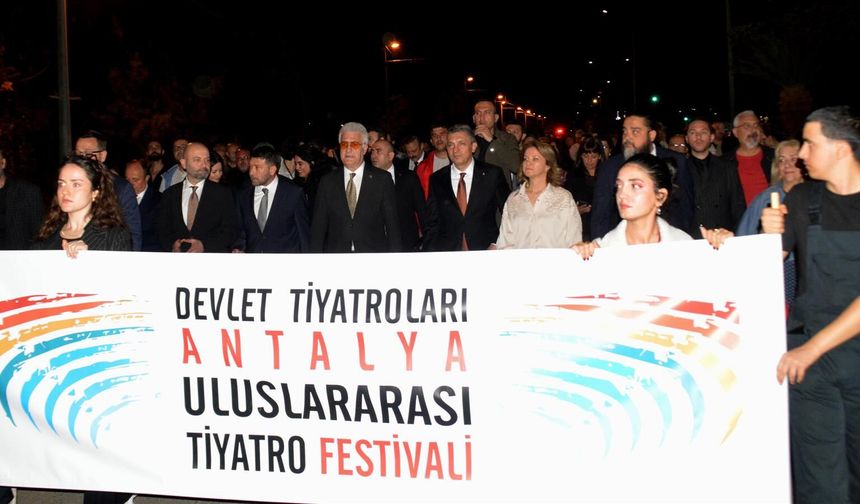 Antalya Uluslararası Tiyatro Festivali' renkli kortejle başladı