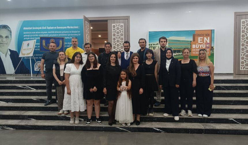 Antalya’da 15’inci kez sahnelenen AYNA adlı oyun sanatseverlerden tam not aldı