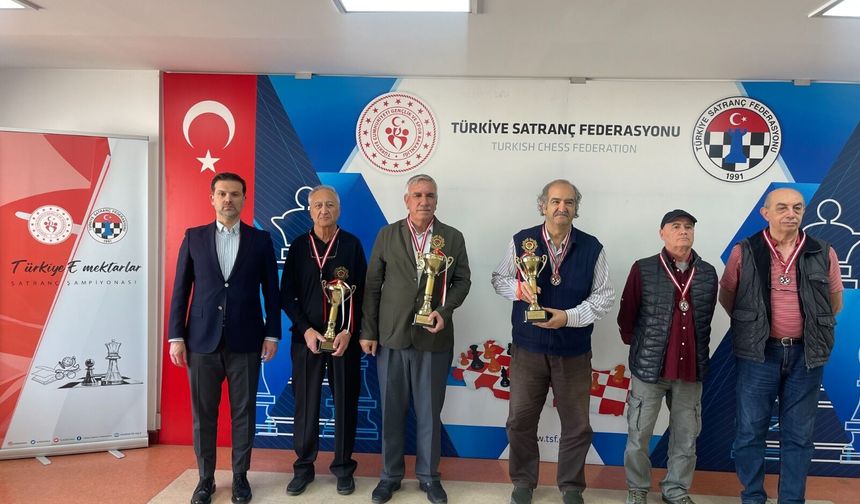 Antalyalı satranç ustaları 5 ödül ile döndüler