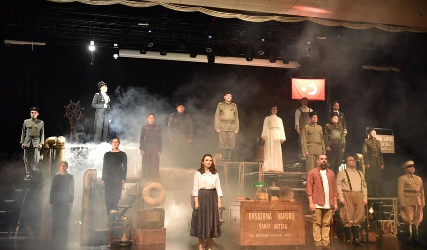 “Bandırma Vapuru” Kepez’de ayakta alkışlandı