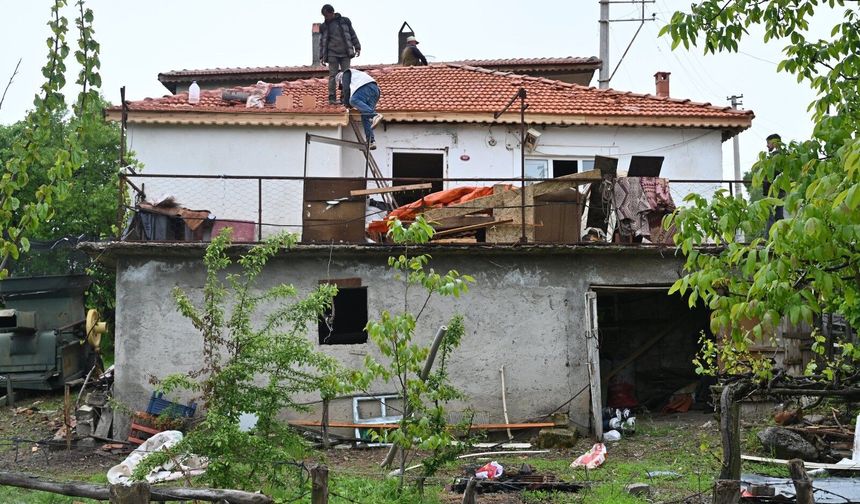 Isparta’da ihtiyaç sahibi ailenin çatı sorunu çözüldü