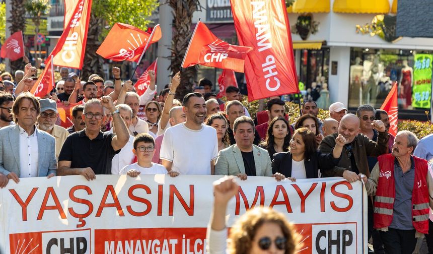Vekil Çiçek, 1 Mayıs'ta işçilerle kol kola yürüdü